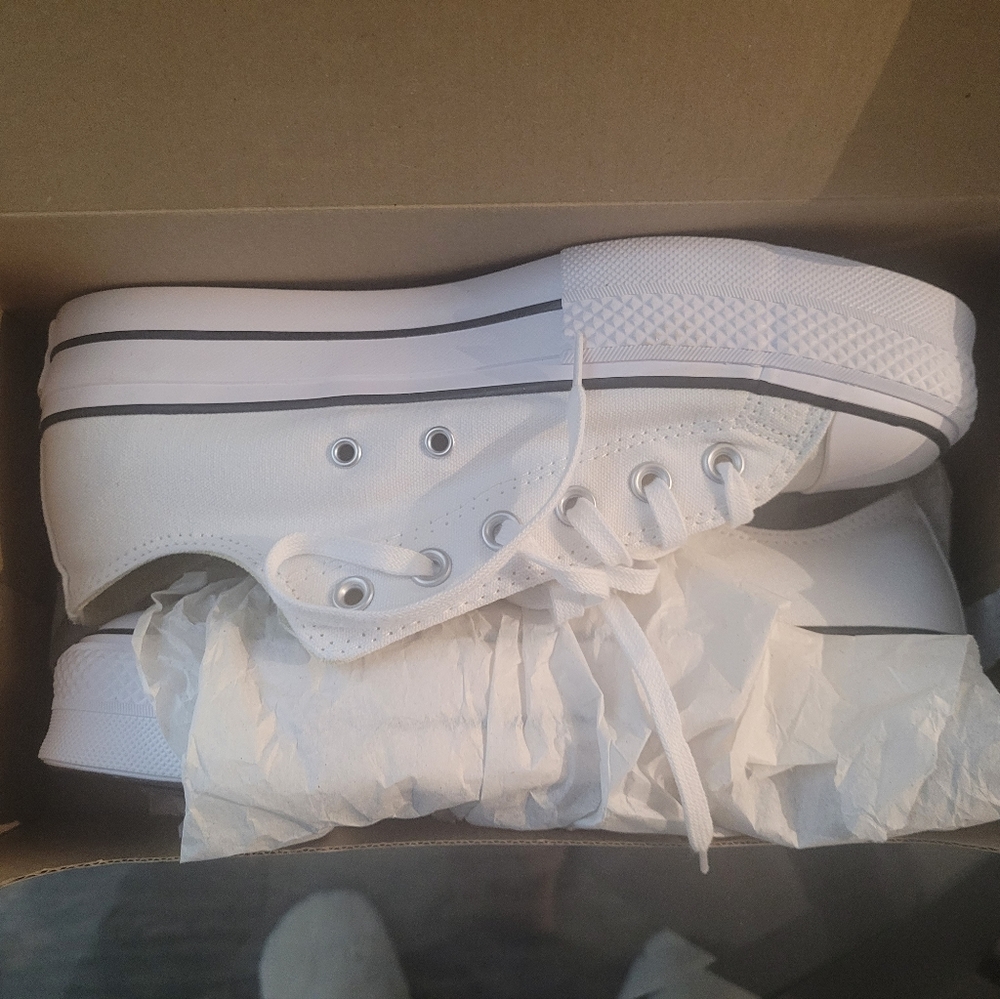 Brand New in the box Converse Chuck Taylor All Star Lift Low Cuts